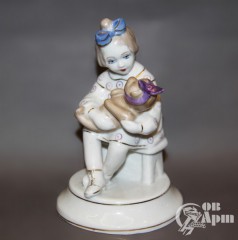 Скульптура "Девочка с мишкой"